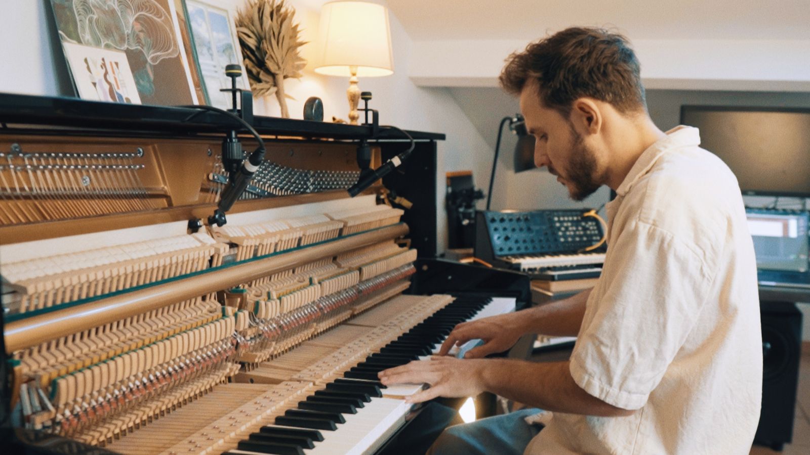 Antoine jouant du piano préparé