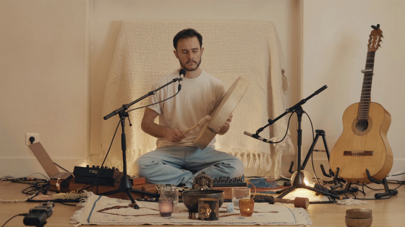 Antoine en rituel sonore — tambour, bols, guitare, synthétiseur Moog